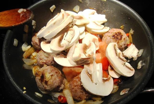 好吃|肉丸和面条一起做,原来这么好吃,我家一周吃5次,上桌汁都不剩