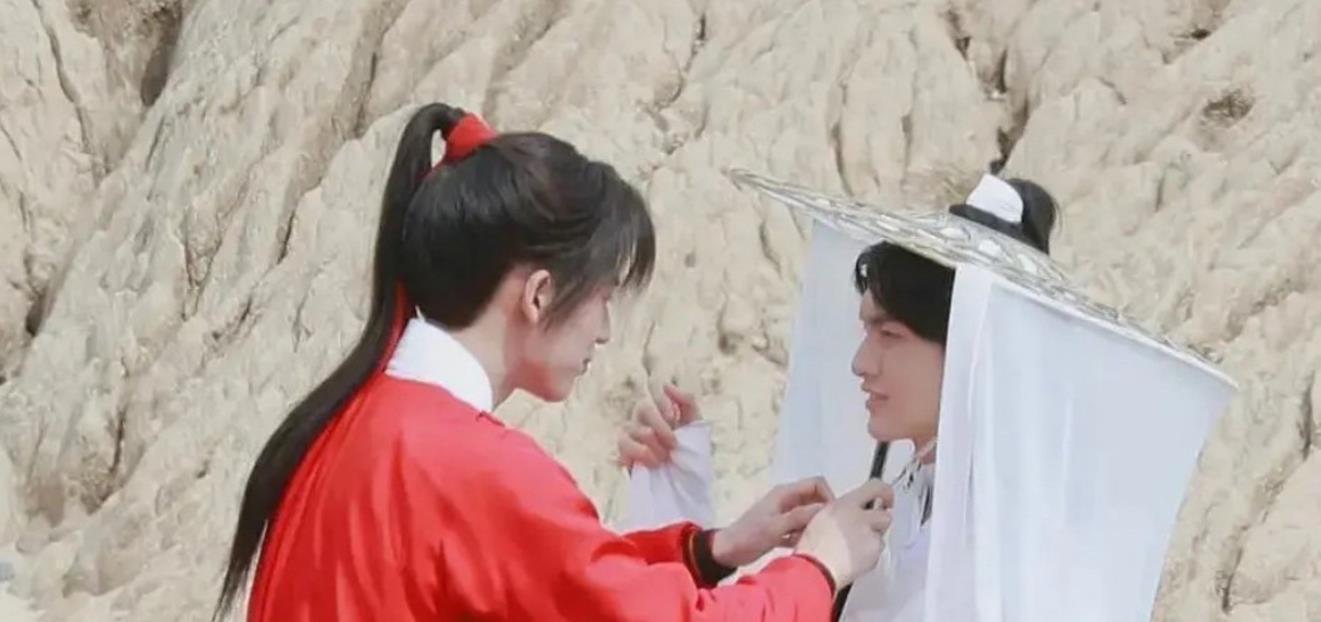花城|《天官赐福》路透照,谢怜发型神还原佟湘玉,发型师能上点心吗?