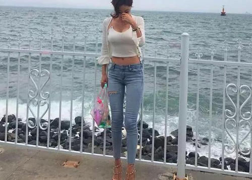 版型|小姐姐爱穿紧身牛仔裤,凸显修长美腿,轻松穿出女神范!