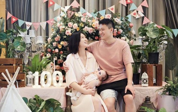 女排|疯狂撒狗粮!惠若琪抱孩子还不忘与老公热吻,结婚3年半依旧恩爱