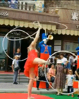 |搞笑GIF:三个老板看一个员工干活,这名员工辞职的心都有了