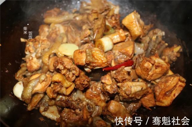 一顿饭|这道炖菜,我家常做,四种食材一锅出,一顿饭一个菜就够了