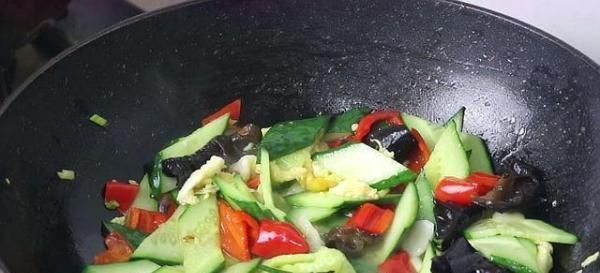 鸡蛋|一根黄瓜,三个鸡蛋,教你一个百吃不厌的做法,比大鱼大肉都好吃