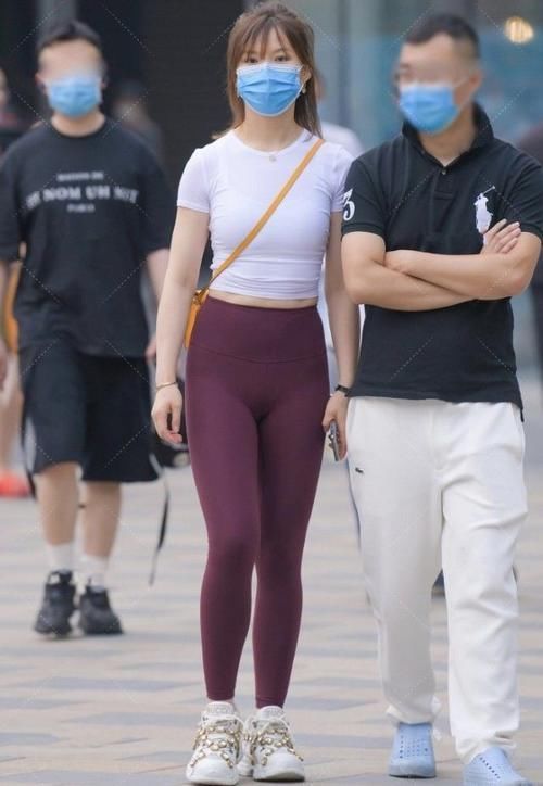 小姐姐 紧身上衣,搭配红色瑜伽裤的运动风穿搭,突显身材!