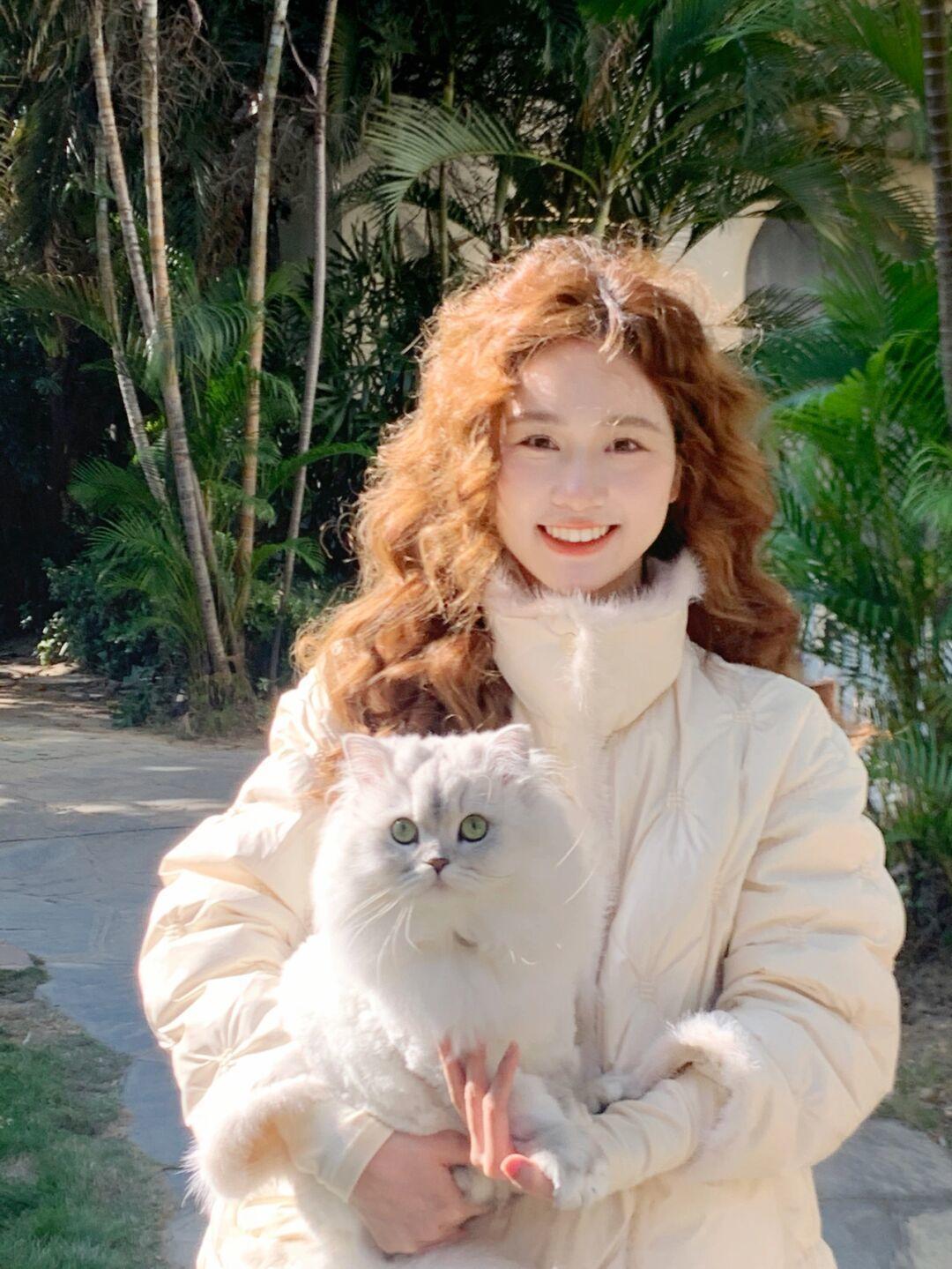 真正优雅的女人,冬季都穿“羽绒服”,这些造型适合普通人借鉴