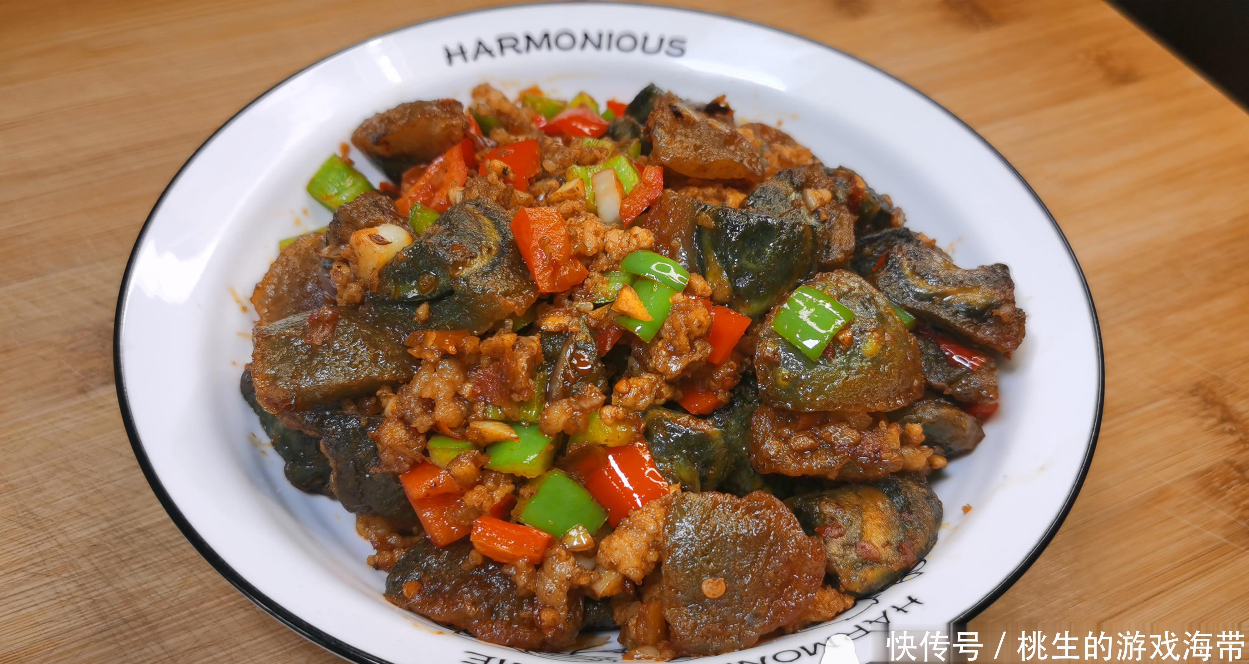 凉拌|皮蛋别只凉拌了,搭配肉末炒一炒,外焦里嫩无腥味,好吃下饭