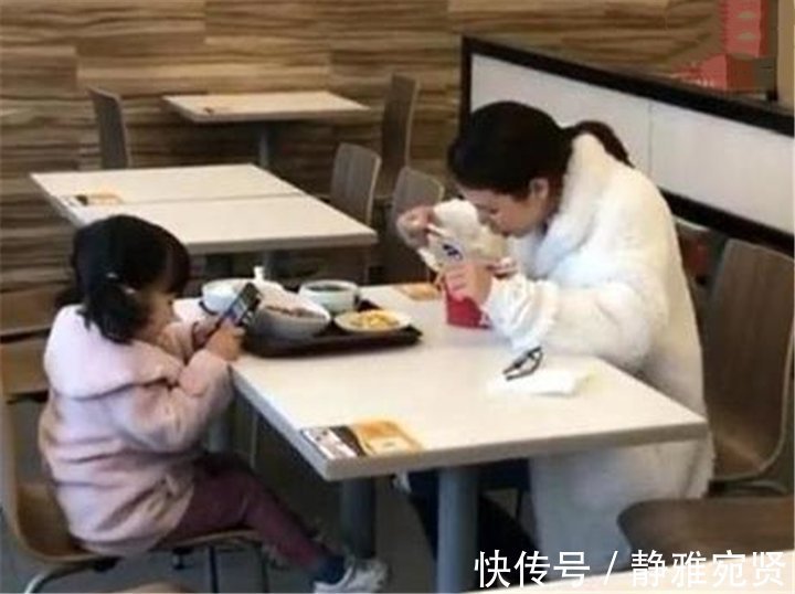 学习习惯|母女俩在服务区吃饭,被路人拍下传到网上,网友:为孩子未来担心