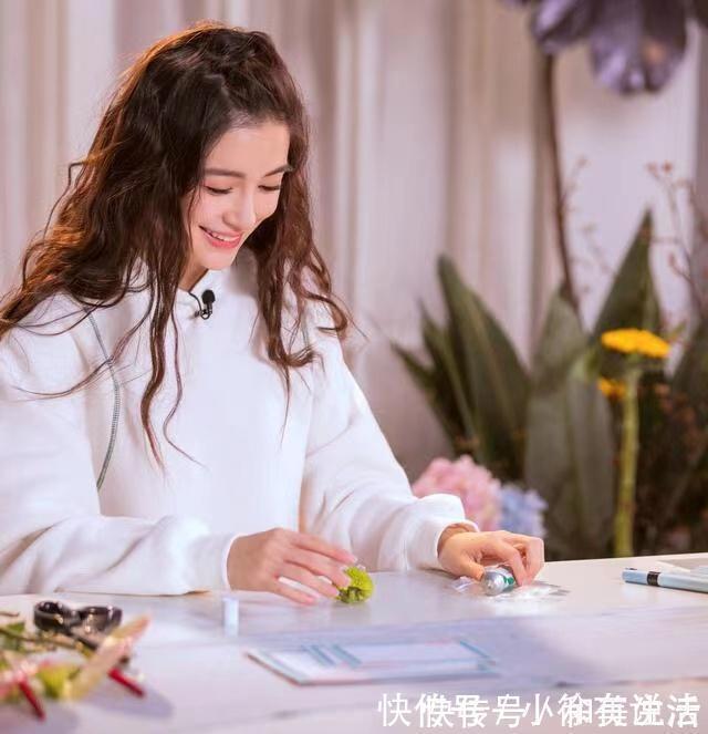 打理 女人过了三十岁,不要轻易烫这三种发型,太显老气,还不好配衣服