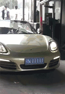 |搞笑GIF:一转身美美哒