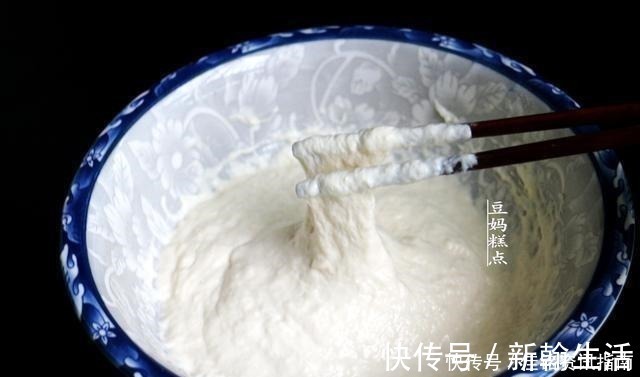 搅拌均匀|手不沾面,教你做葱花饼,早起5分钟搞定,越放越香软