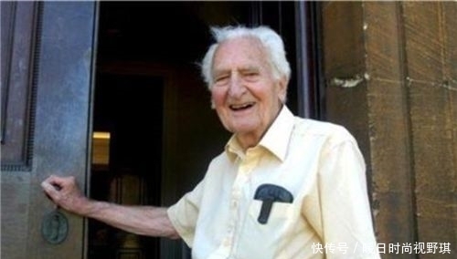 美国门童勤恳工作35年,退休时收到意外大礼,直接成“副总裁”
