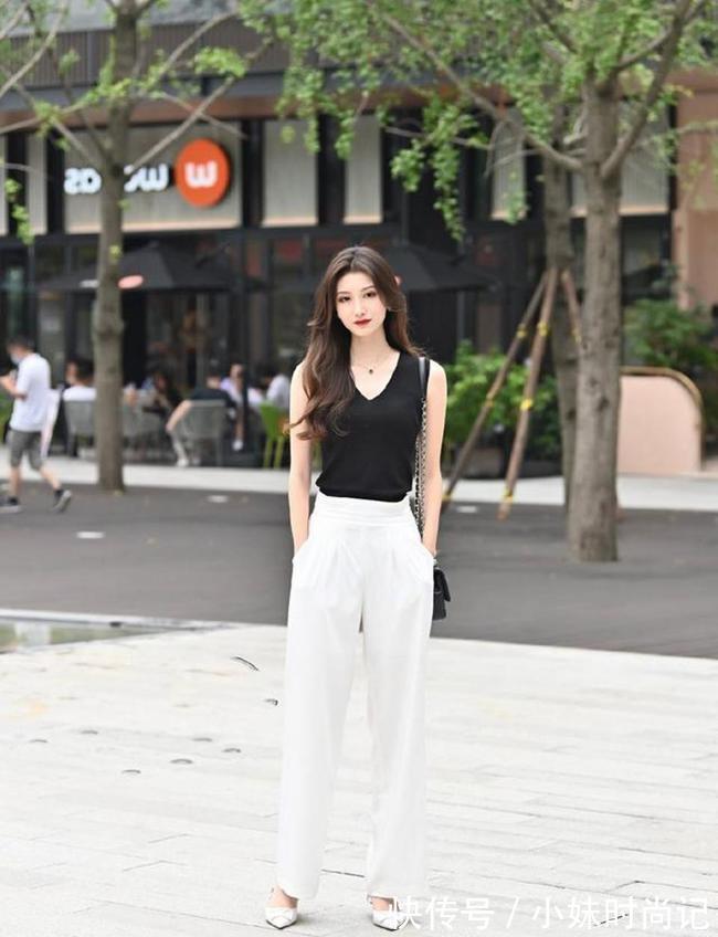 路人 路人街拍,小姐姐内搭一条超短裤,时髦有看点