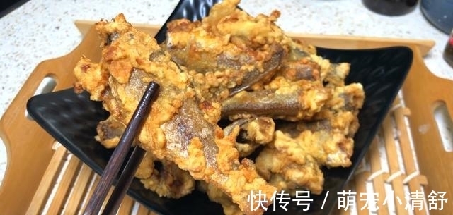 炸鱼时,有人裹面粉,有人裹淀粉,大厨:都不对!教你最正确做法