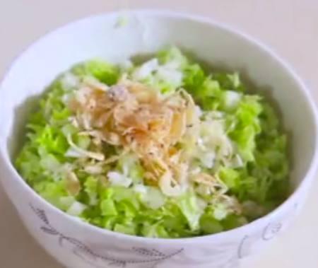 2个鸡蛋,3片白菜,这样简单一做,全家人抢着吃呢!