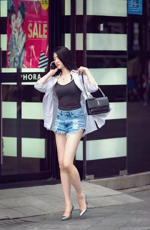 街拍：芳香袭人的美女，身穿吊带连衣裙，气质十足