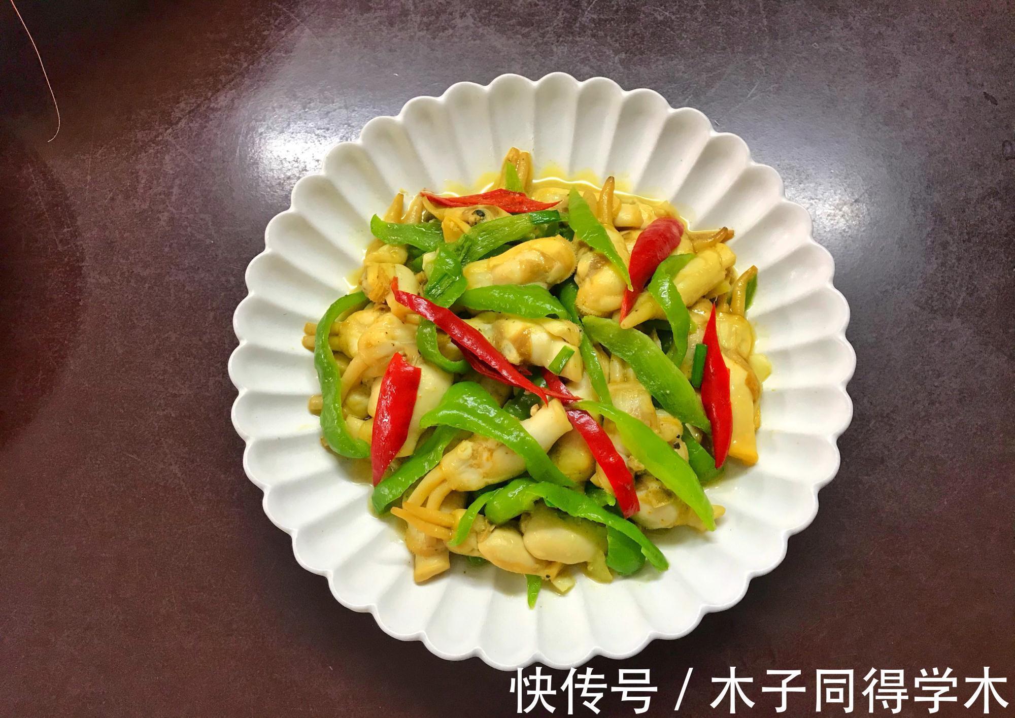 一家三口的假期晚餐，4菜1汤，第2道最有特色，网友：从来没吃过