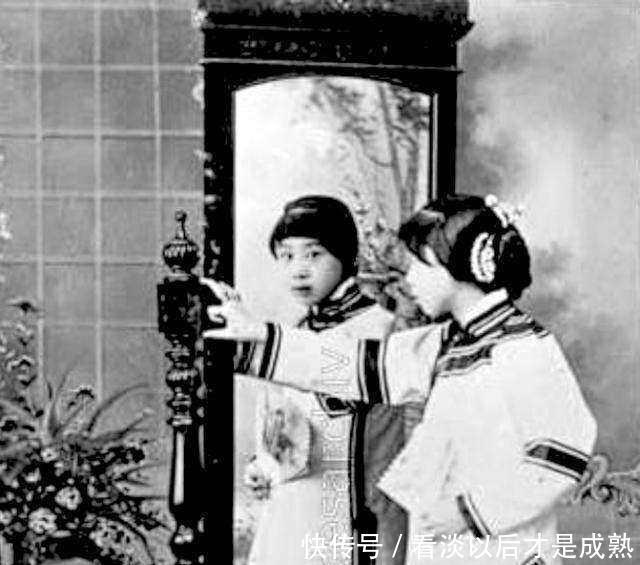 妇女|清朝老照片小脚妇女一脸呆滞,图2真实的清朝美女!