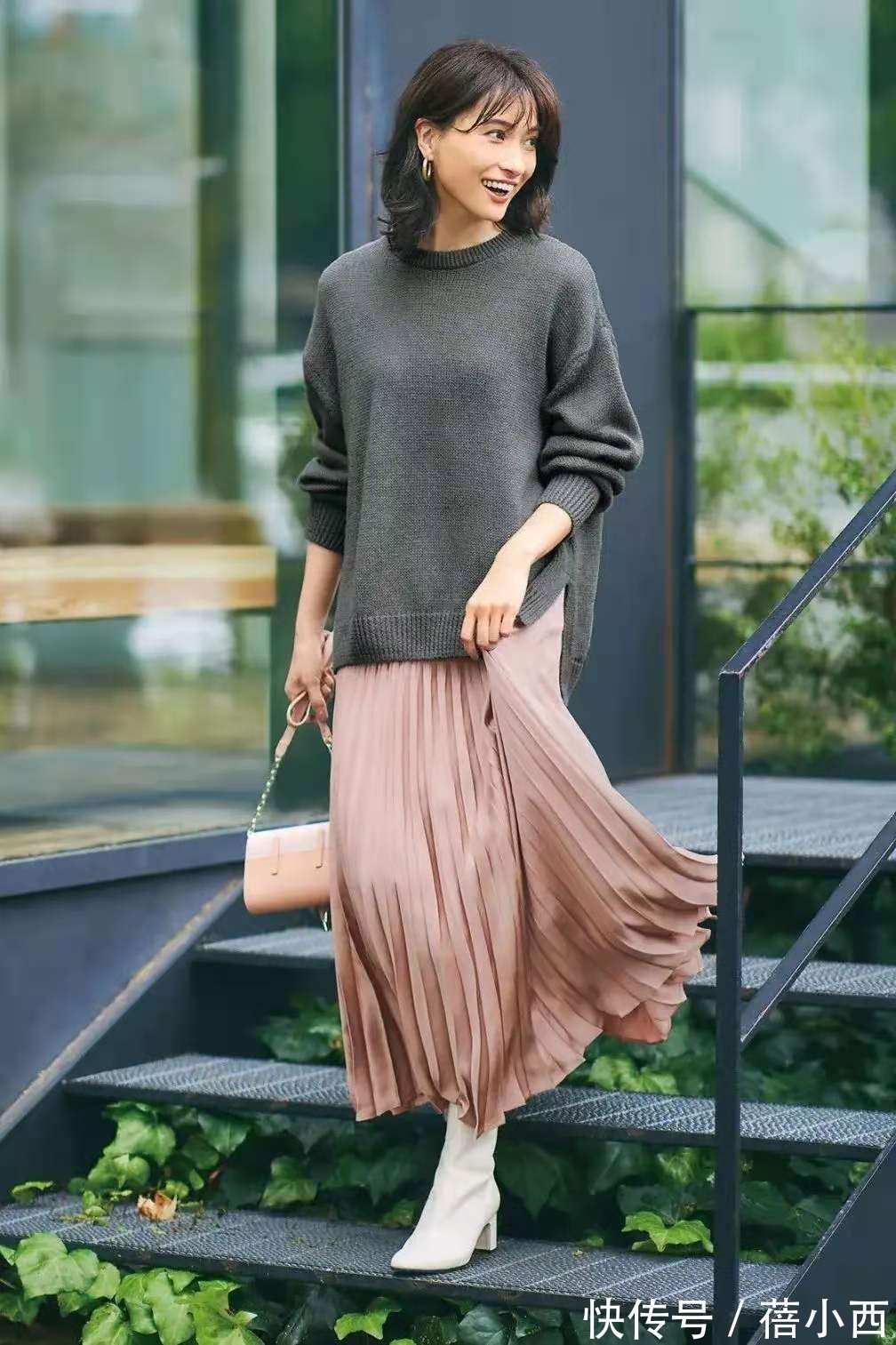 条纹|女人不管多少岁,学会这样搭配“针织衫”,时髦、优雅告别老气