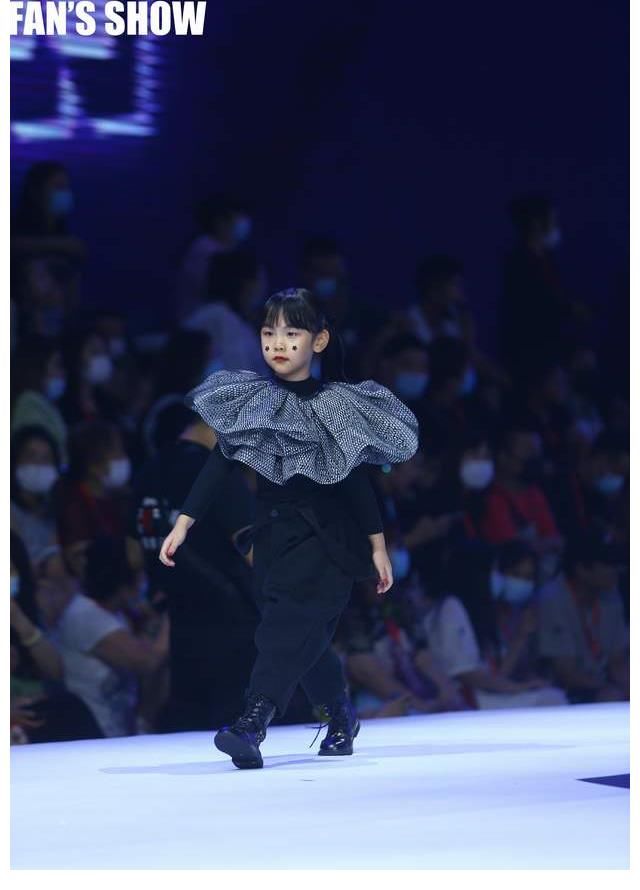 小选手|“卡萨帝”杯·2021第五季完美童模青岛赛区网络人气冠军-刘思瑶