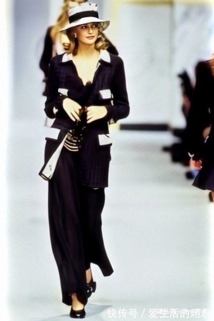 连体裤 香奈儿设计师眼光真厉害93年设计的衣服,至今仍流行,不服不行