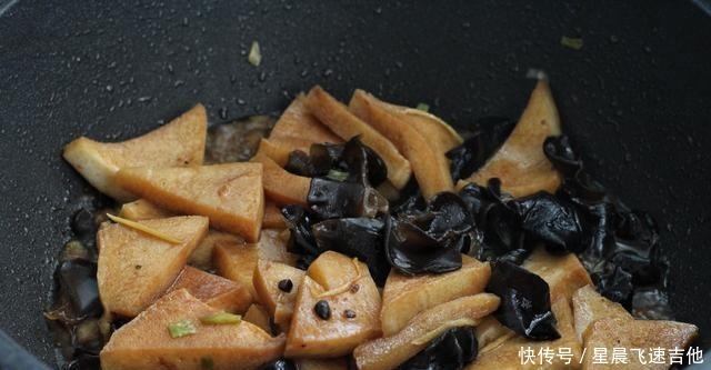 千叶豆腐就用红烧的做法,简单快手,鲜香美味,软嫩入味比肉好吃