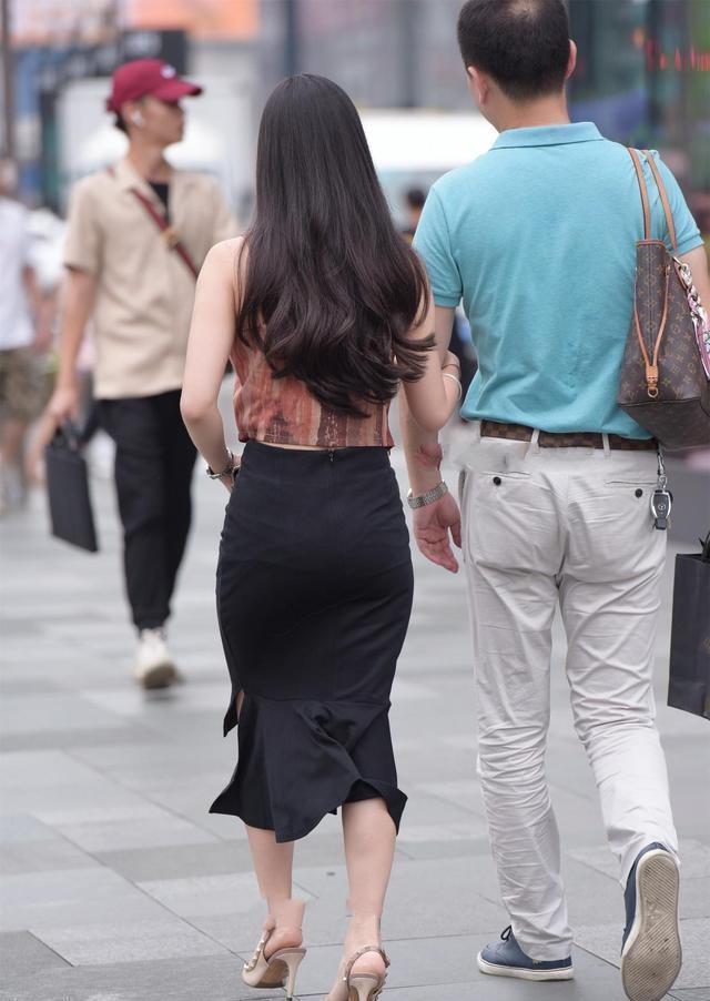显瘦|又火了一种“另类”穿法, 裹着“围裙”出门, 时髦显瘦又高级!