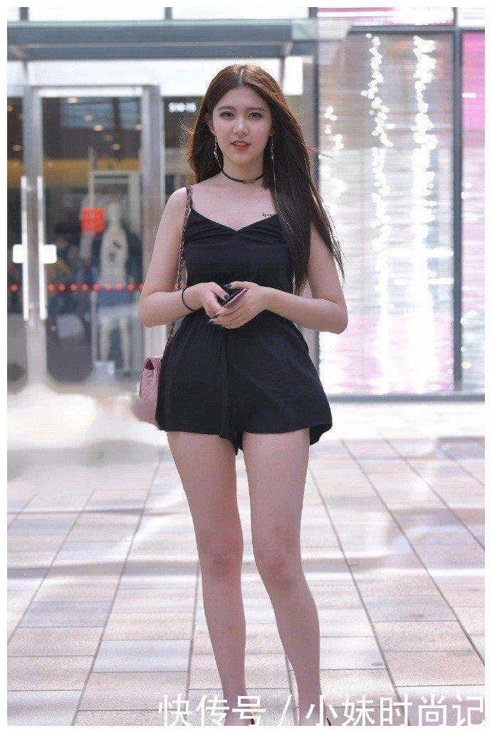 姐姐|街拍:简约的黑色小连体裤,配上一席柔顺的披肩秀发,微胖也能温柔可爱