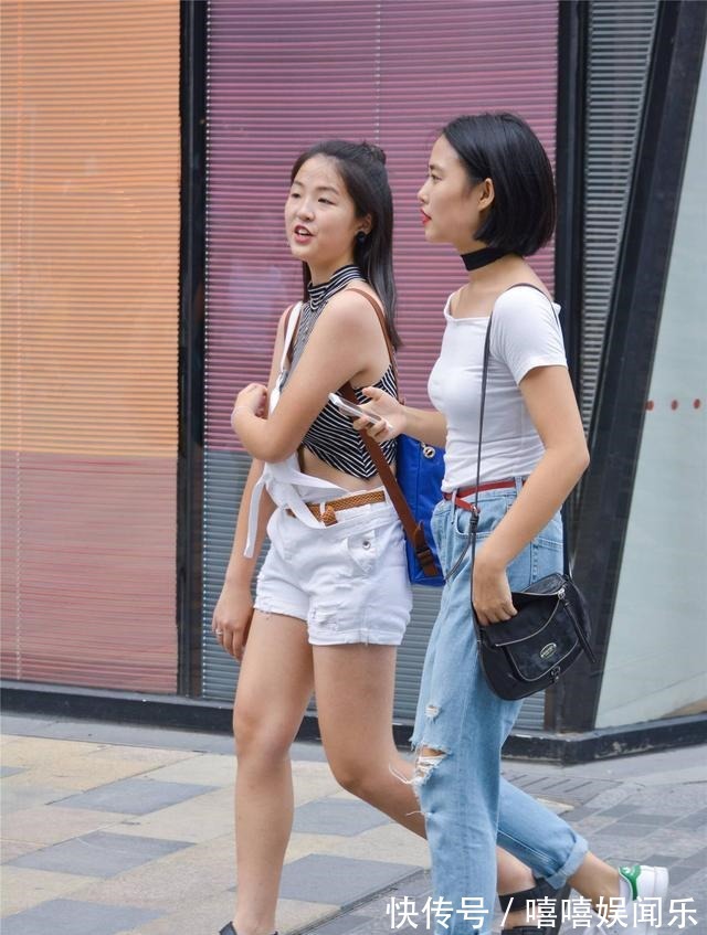 牛仔|如果喜欢牛仔,和闺蜜一起逛街,你会选择牛仔裤还是背带短裤!