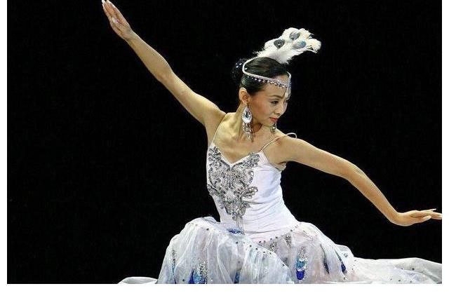 聋哑人|湖北姑娘，2岁失聪，却能上春晚表演千手观音，如今怎么样了？