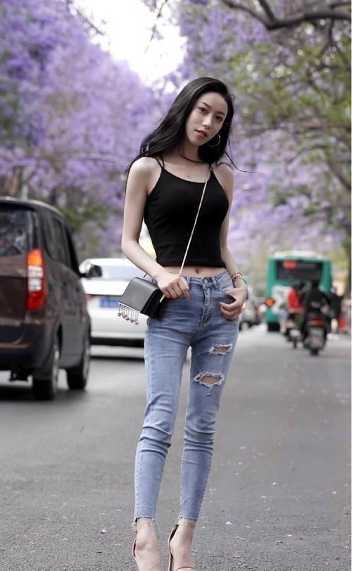紧身款式的牛仔裤，就是为了这种大长腿妹子而生的