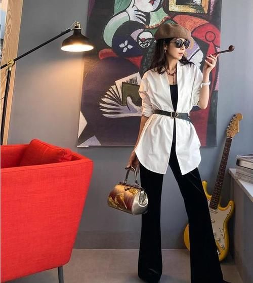 “衬衫塞裤子”穿法太普通了，今春流行“衬衫＋腰带”，很高级