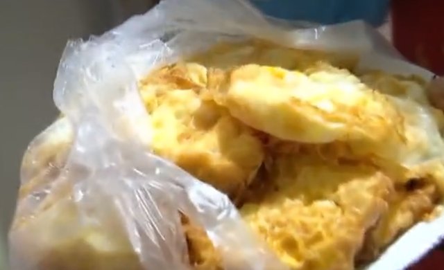 浙江一男子吃12元的面，因吐槽鸡蛋不熟被打？商家：他说这是猪食