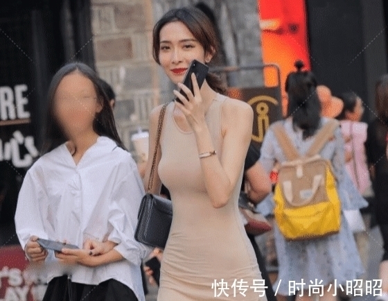 裹身裙 嫂子出门“太敢穿”，裹身裙侧面“剪一刀”，这下凉快多了