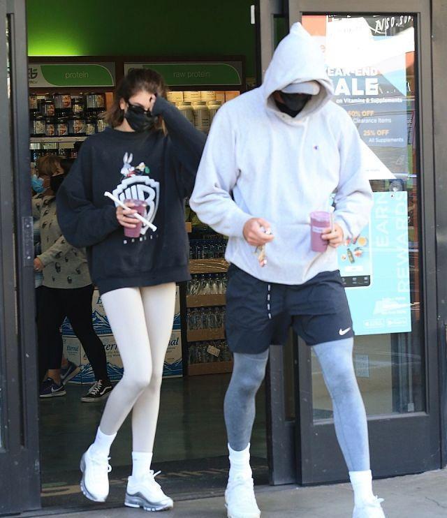 身材确实|凯雅杰柏穿无痕裤搭白色运动鞋和男友一起上街, 都是时尚健美咖