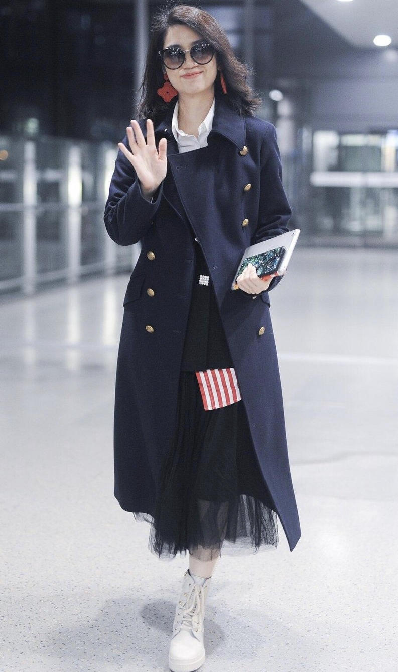 连衣裙|又被洪欣美到了,穿大红色V领吊带裙时髦精致,端庄成熟真有气质