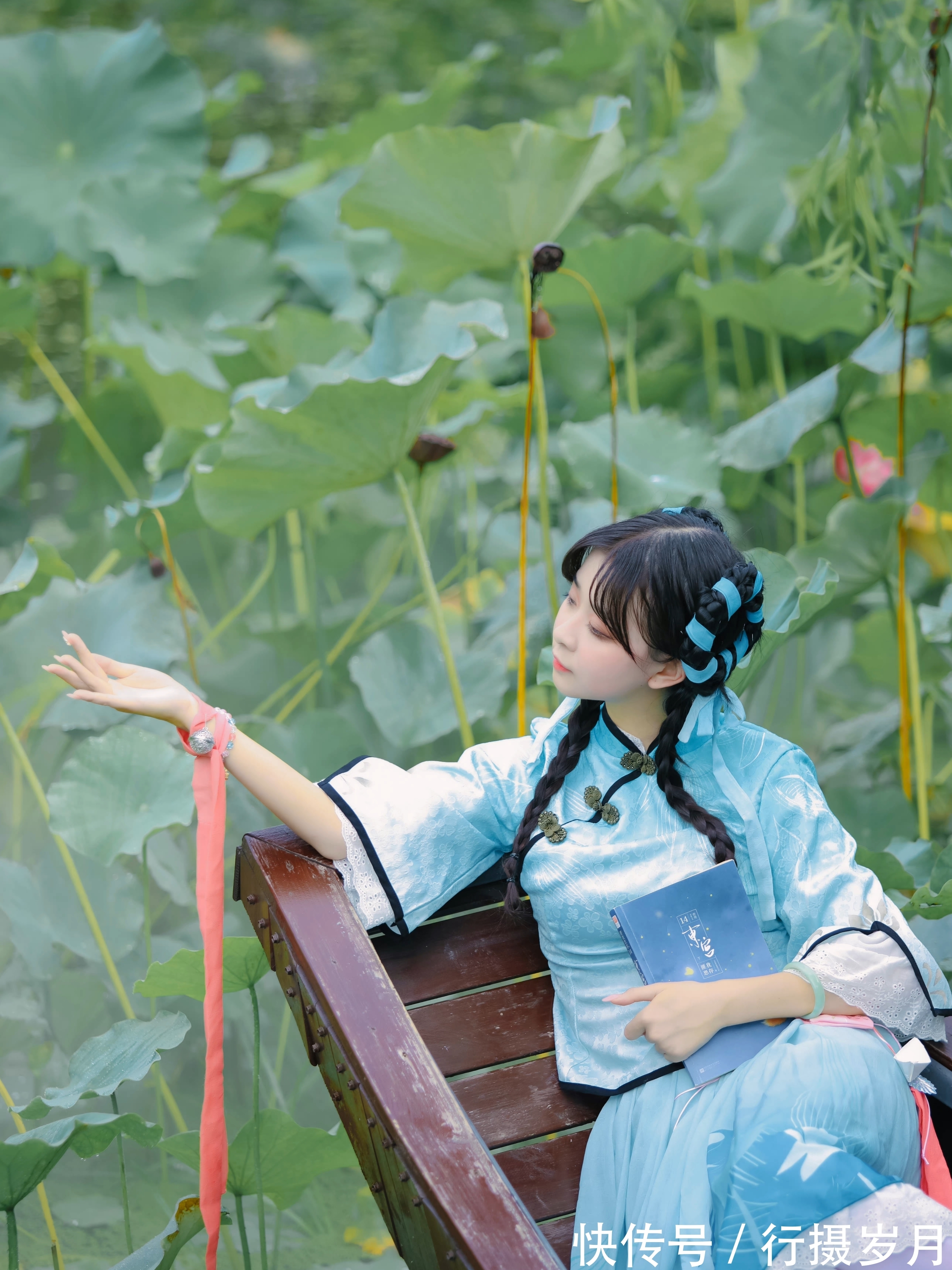 静好$我,就依着这片静好,翻阅着一本莲意楚楚的书