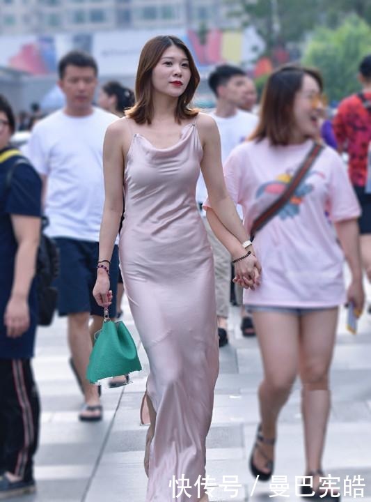 灰色|牛仔衬衫搭配灰色打底裤,青春靓丽,活泼可爱