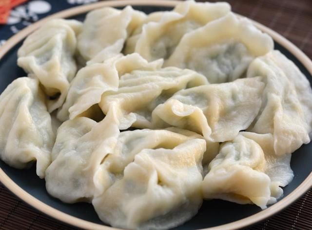 搅拌均匀|时令蔬菜新鲜便宜还好吃,做馅包成饺子,香嫩爽口,比肉馅都馋人