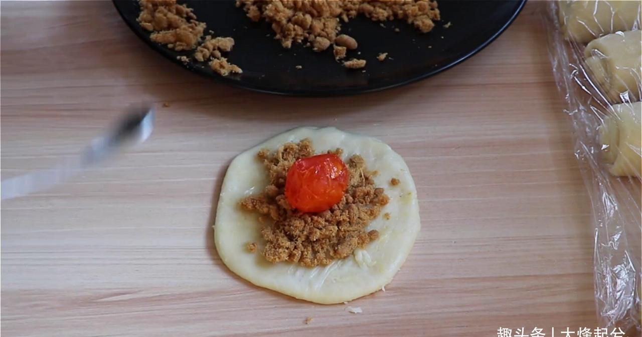 好吃|8块一个的蛋黄酥,在家自制低成本,一口酥掉渣,比外面卖得好吃