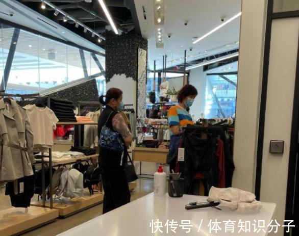 婚礼|62岁郎平罕见现身!挑选衣服或参加张常宁婚礼,新发型看着很年轻