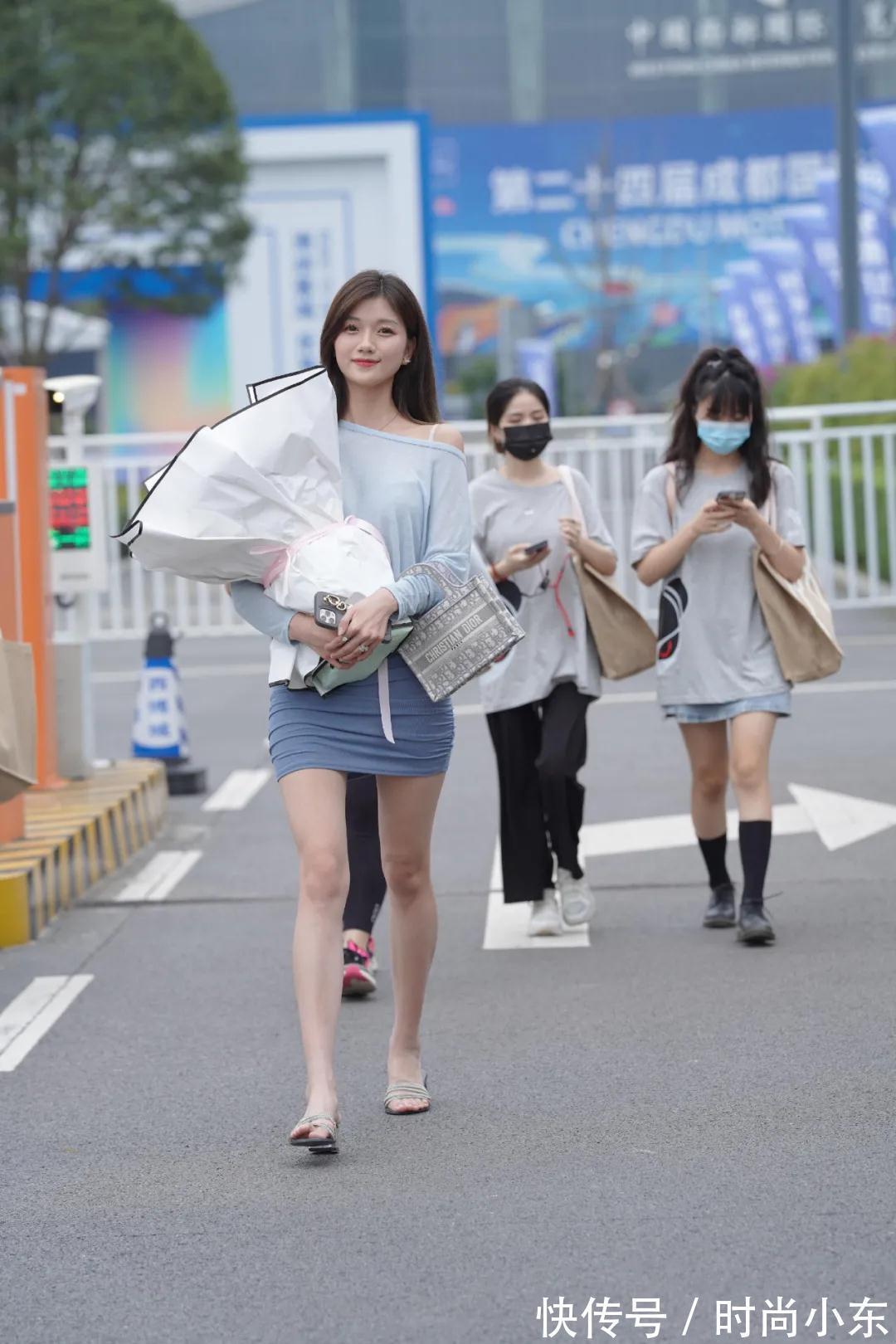 包臀裙 高跟包臀裙小美女,手捧鲜花朝气蓬勃