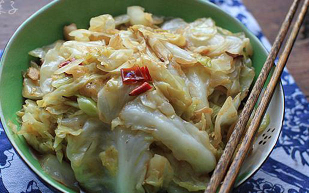 美食优选:糖醋手撕包菜、青椒肉丝、油爆河虾、小炒杏鲍菇的做法