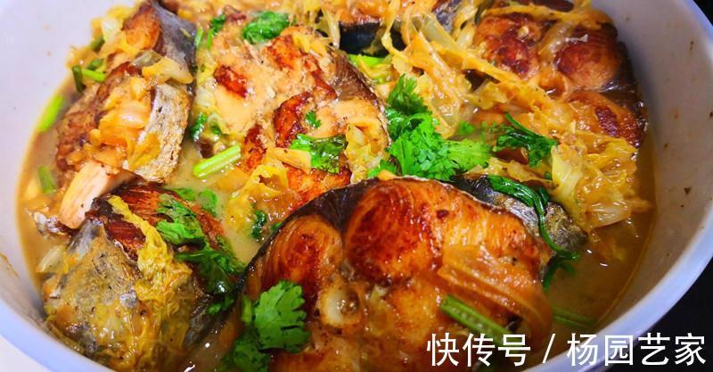 天冷了,这道炖鱼收藏好,营养极高,热乎乎端上桌,补气又暖胃!