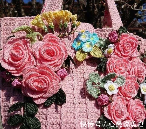 包包$55款超美的钩花包包,只要会钩不同的花,拼缝在一起,就能做出