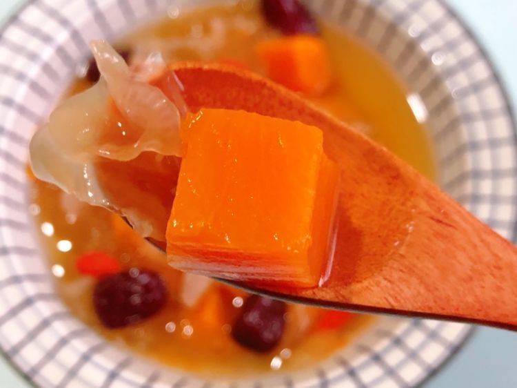 南瓜银耳汤,味道酸甜好吃,适合女生的甜汤