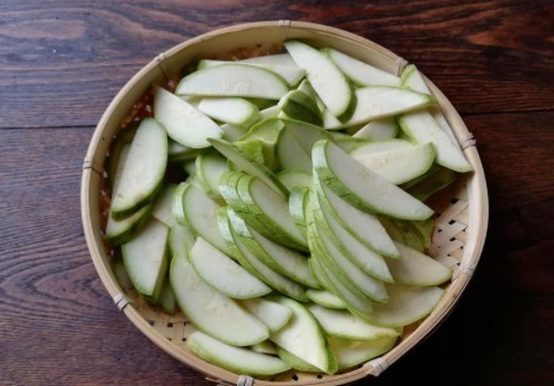 这个家常菜在我家非常受欢迎,皮薄汁多,肉质滑嫩