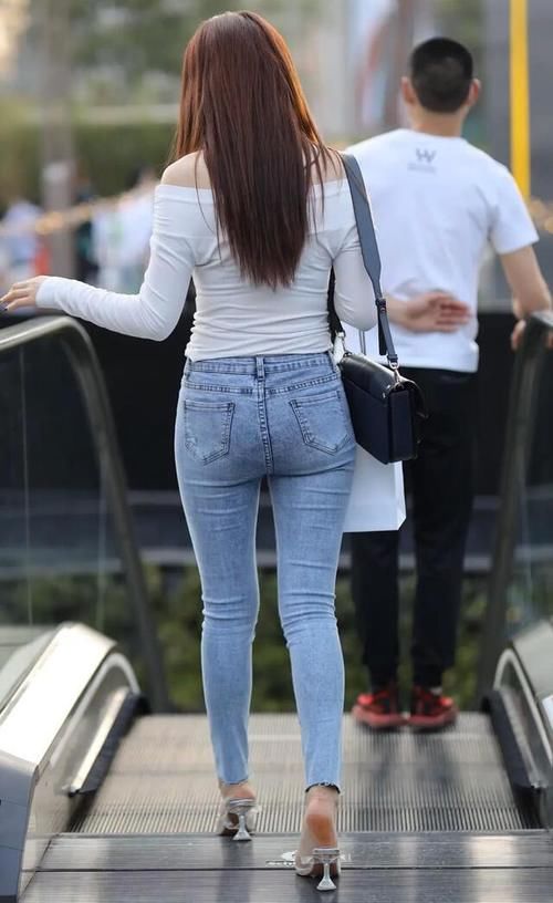 美女|穿紧身牛仔裤的美女，充满着年轻人时尚的气息，带给你火辣的身材