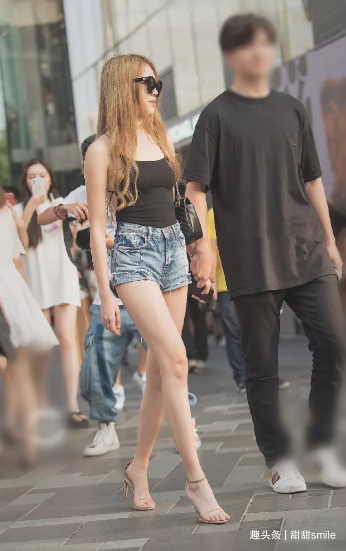 高跟鞋 美女脚上踩着一双尖头的高跟鞋,气质中带着美丽的气息