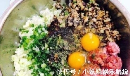 调饺子馅只会放盐？难怪不好吃，放3种调料，饺子才鲜香多汁！
