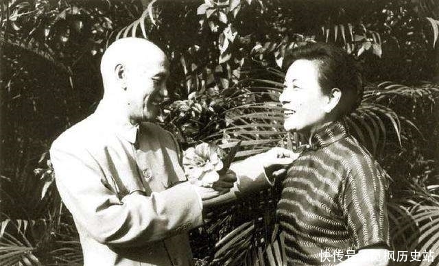 宋美龄最想毁掉的一张照片:口红抹到唇外,眉线画断,冷漠无笑脸